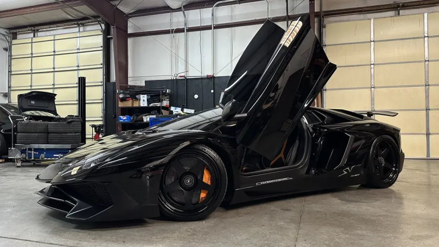Shop photo black aventador