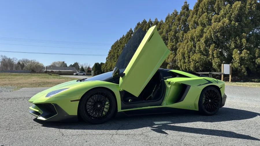 Shop photo green aventador outdoor