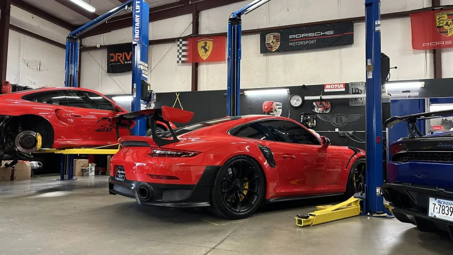 Shop photo red gt3rs shop work