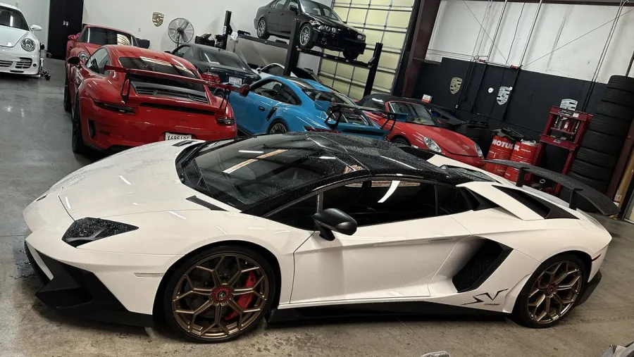 Shop photo white aventador sv